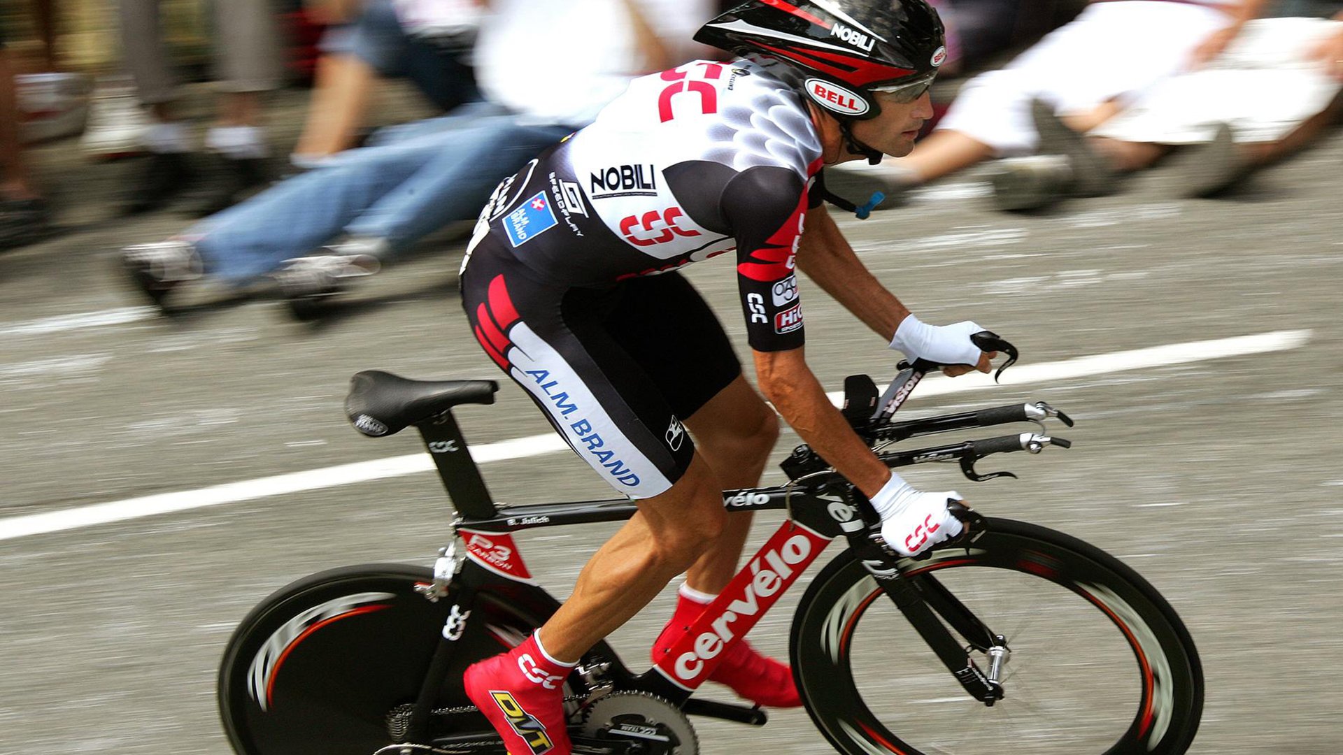 中国选手邓雅文在巴黎奥运会资格系列赛上海站小轮车自由式女子公园赛决赛中表现出色。